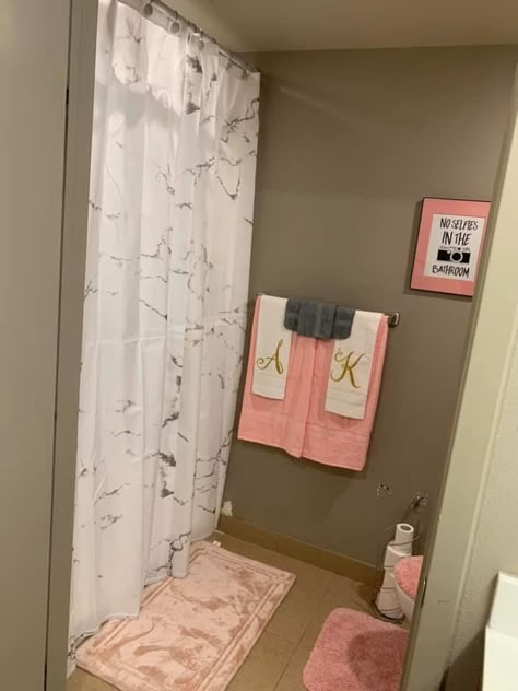 Nice Bathrooms, Girl Bathroom Decor, Apartment Tips, Girl Apartment Decor, Bathroom Decor Themes, Apartment Decorating Living, Glam Living, Luxury Room Bedroom, College Dorm Room Decor