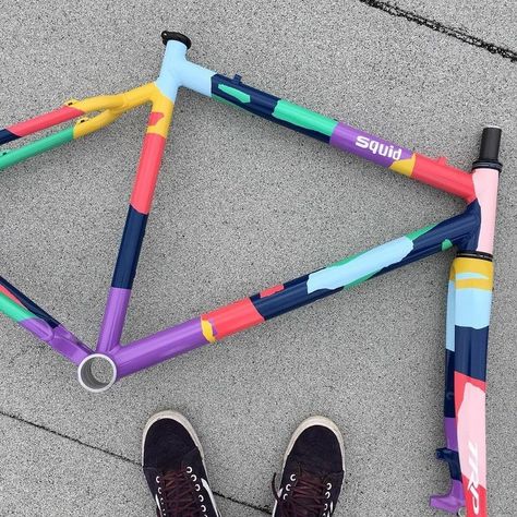 DIY. Add tape as you spray each layer Bike Painting, Bicycle Paint Job, Paint Bike, Bicycle Diy, Cycling Pictures, Biking Diy, Velo Vintage, Bicycle Painting, Fixie Bike