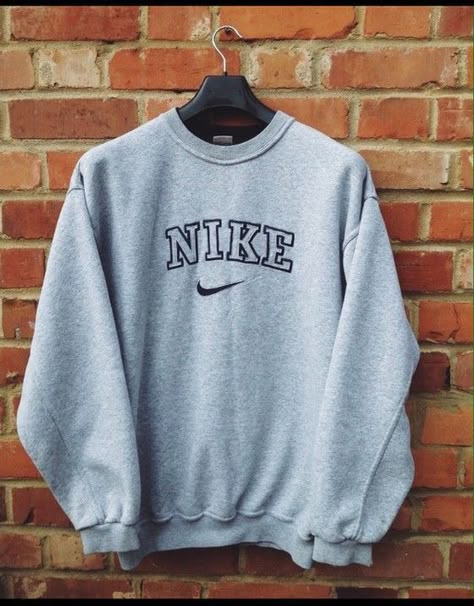 Find Out Where To Get The Sweater Follow the link now! Don't miss out on this amazing SALE! Sweater Nike, Vintage Nike Sweatshirt, Shirts Nike, Outfits Vintage, Grey Sweats, Vintage Pullover, Vintage Pullovers, Pullover Outfit, Nike Pullover