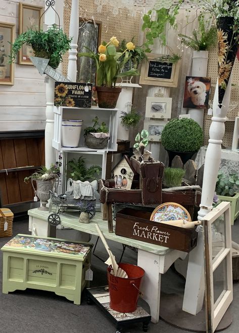 Spring Booth Display Ideas, Fall Store Displays, Farmhouse Booth, Vintage Shop Ideas, Boho Display, Vintage Vanity Decor, Vintage Market Booth, Antique Store Displays, Market Booth Display