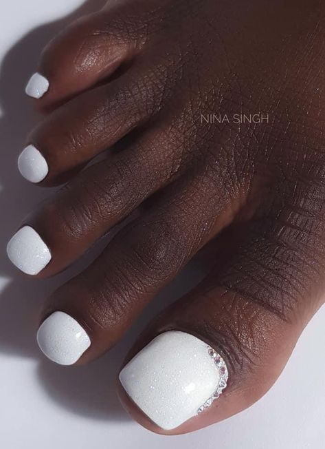 Pedicure With Pearls, White Pedicure With Rhinestones, White Toes With Gems, White Glitter Toes, White Pedicure Toenails With Design, White Toes With Rhinestones, Pedicure With Gems, Pedicure Ideas White, White Pedicure Toenails