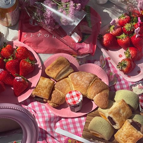 cute pink picnic hello kitty aesthetic Cottagecore Aesthetic Food, Picnic Picture Ideas, Picnic Nature, Picnic Photography, Aesthetic Summer Vibes, Picnic Dinner, Picnic Birthday Party, Spring Picnic, Picnic Aesthetic