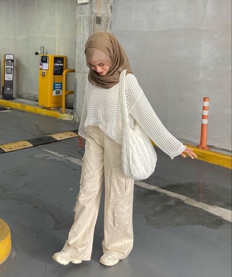 White Cargo Pants Outfit Street Styles, Cargo Pants Outfit Hijab, Beige Cargo Pants Outfit, White Cargo Pants Outfit, Cargo Pants Outfit Street Style, Ootd Casual Chic, Beige Hijab, Beige Outfits, White Hijab