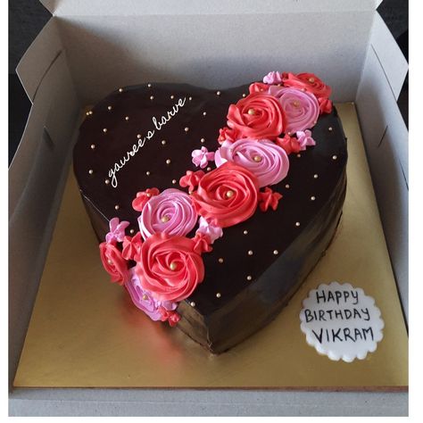 Floral design, heart shape cake Heart Shaped Graduation Cake, Love Shape Cake Design, Heart Shape Chocolate Cake Designs, Heart Shape Cake Designs, Heart Shape Birthday Cake, Simple Heart Cake, Cake Frosting Designs, Frosting Designs, Birthday Cake For Women Elegant