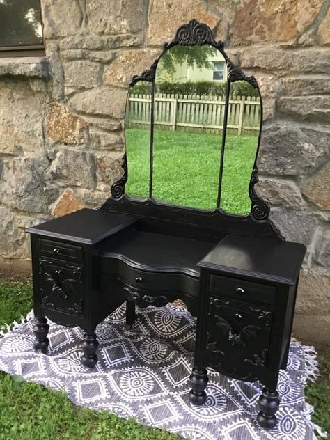 Emo Vanity, Goth Vanity, Moody Mansion, Gothic Apartment, Vampire Bedroom, Black Vanities, Ideas Para Decorar Tu Cuarto, Gothic Home Decor Ideas, Antique Vanity Set