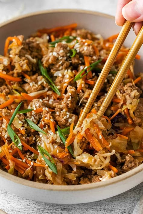 Make a healthy and delicious deconstructed egg roll by turning it into an Egg Roll Bowl made with ground pork, crunchy coleslaw mix, and a sweet, savory sauce for a complete 15-minute low-carb, easy dinner recipe everyone will love! Easy Beer Cheese Soup, Pok Choi, 6 Sisters, Egg Roll Bowl, Telur Gulung, Dr Gundry, Pork Egg Rolls, Ground Pork Recipes, Eggroll In A Bowl