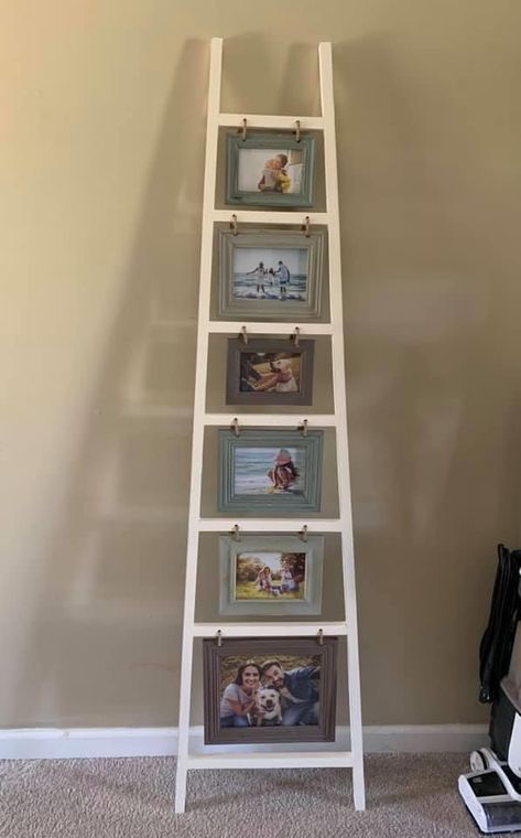 Neat way to display photos. Free Standing Picture Display, Unique Picture Display Ideas, Picture Ladder, Photo Ladder, Way To Display Photos, Poster Boards, Canvas Display, Picture Frame Hangers, Breakfast Nooks