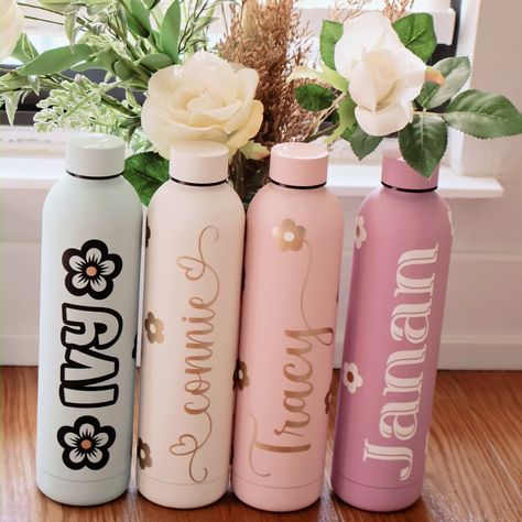 ZainAndZina - Etsy Canada Kids Engraved Water Bottle, Water Bottle Design Cricut, Customized Water Bottles, Engraved Water Bottles, Customised Water Bottles, Engraved Wedding Gifts, Trendy Water Bottles, Water Bottle Gift, Stainless Water Bottle