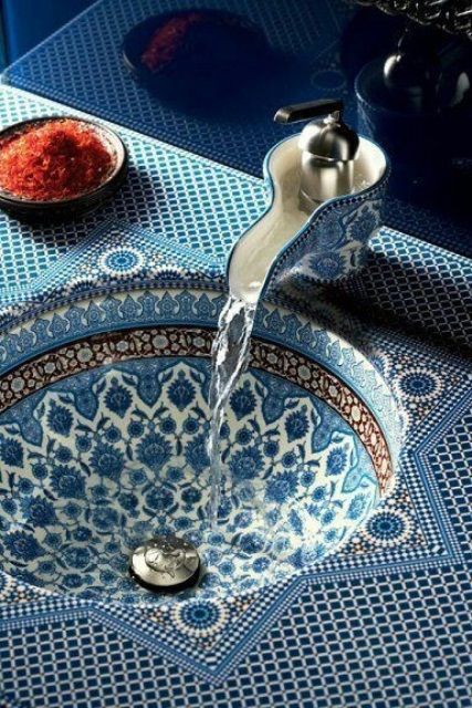 Moroccan Bathroom, Moroccan Sink, Interior Boho, Salou, Moroccan Decor, Home Trends, Jeddah, Moroccan Style, Beautiful Bathrooms