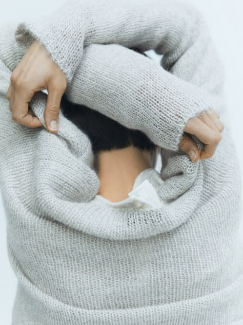 Knitwear Style, Modern Knitting, Pink October, Simple Pictures, Knitwear Fashion, Minimal Chic, Belted Coat, Photoshoot Inspiration, Knitted Blankets