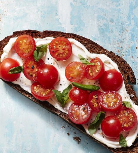 Cream cheese, halved cherry tomatoes, basil, salt & pepper Cream Cheese Toast, Healthy Breakfast Toast, Quick And Healthy Breakfast, Tomato Breakfast, Basil Salt, Tomatoes On Toast, Healthy Toast, Cream Cheese Bread, Tomato Bread