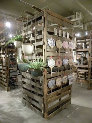 Sas Entree, Garden Center Displays, Pallet Display, Antique Booth Displays, Pallet Walls, Fair Display, Craft Fairs Booth, Craft Booth Displays, Craft Fair Displays