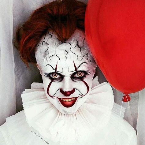 Untitled It Pennywise Costume, Clown Costume Diy, Pennywise Halloween Costume, Pennywise 2017, 2017 Halloween Costumes, Diy Fantasia, Makeup Clown, Halloween Makeup Clown, Clown Halloween Costumes