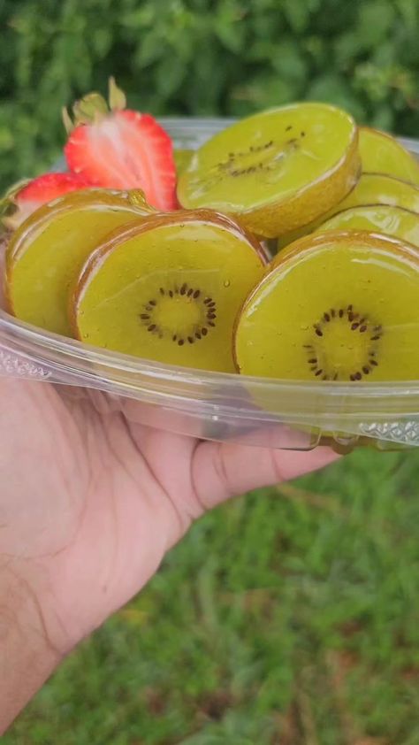 Candied Kiwi, Candied Apples Slices, Kiwi Recipes, Fruit Creations, Candied Fruit, Kiwi Fruit, Candy Making, Apple Slices, Candy Apples