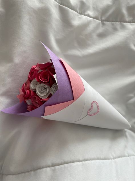 Handmade Gifts For Boyfriend, Crafts Origami, Paper Flower Decor, Bf Gifts, Paper Bouquet, How To Make Paper Flowers, Paper Flower Bouquet, Diy Crafts Paper Flowers, Easy Diy Gifts