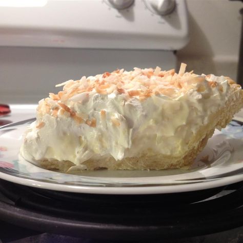 Coconut Cream Pie I Unique Pie Recipes, Coconut Cream Pie Easy, Raspberry Cream Pies, Pumpkin Cream Pie, Strawberry Cream Pies, Coconut Cream Pie Recipes, Creamy Pie, Homemade Pudding, Coconut Pie