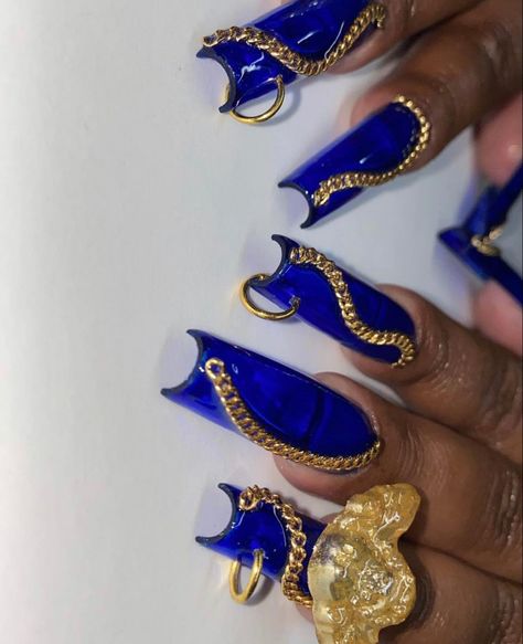 Chain Acrylic Nails, Blue And Gold Chrome Nails, Chain Nail Art Design, Chain On Nails, Gold Chain Nails, Chain Nails Designs, Nails With Chains, Chain Nail Art, Chain Nails