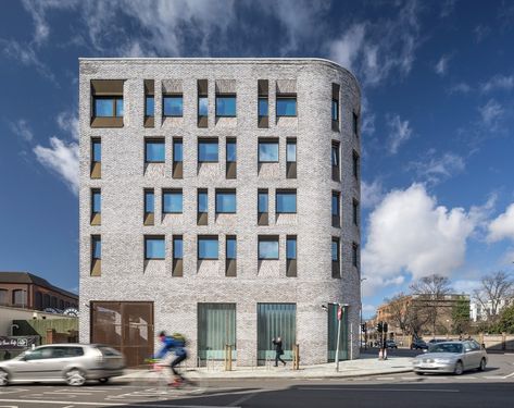 106 Lewes Road | Waugh Thistleton Architects Brick Fasad, Waugh Thistleton, Uk Architecture, Facade Detail, Archi Design, Student Housing, Student House, Brick Architecture, Building Exterior