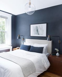 love the blue accent wall Brass Headboard, Beautiful Bedroom Colors, Blue Accent Walls, Navy Walls, Dekorasi Kamar Tidur, Bedroom Color Schemes, Interior Modern, Bedroom Paint, Blue Bedroom