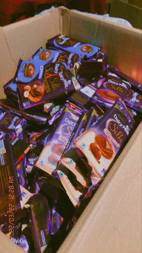 Dairy Milk Chocolate Snap, Silk Oreo, Oreo Mousse, Chocolate Tumblr, Trending Summer Nails, Mithai Boxes, Dairy Milk Silk, Aesthetic Snap, Chocolate Lovers Gift