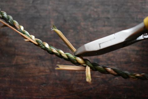 Forage Crafts, Making A Basket, Basket Uses, Fibre Art, Spider Plants, Dry Leaf, Nature Crafts, Weaving Techniques, Make Time