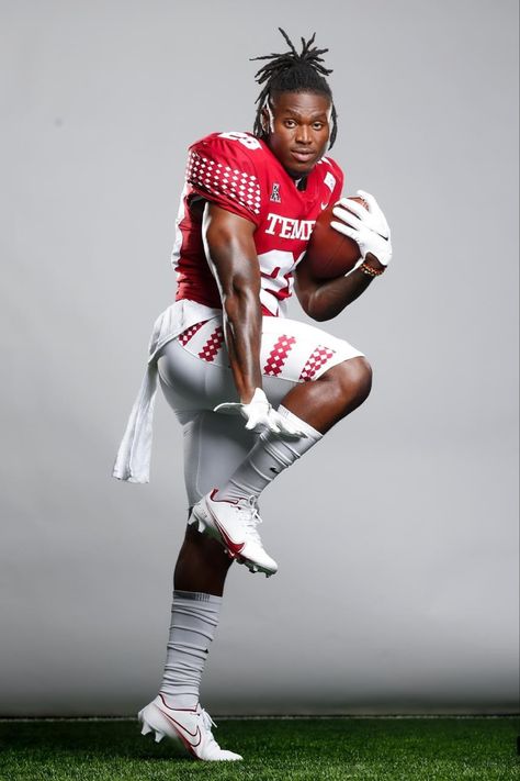 Football Banner Poses, Football Portrait Photography, College Football Photoshoot, Flag Football Photoshoot Ideas, Flag Football Media Day Poses, Football Portraits Poses, Flag Football Photoshoot, College Football Media Day Poses, Football Media Day Pictures