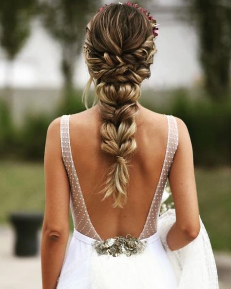 Wedding Day Ready on Instagram: “This dress. The styling of her hair. 👸🏼 Effortlessly chic! What kind of hairstyle would you choose for your wedding? 😻 Leave a comment! ⠀…” Classic Ponytail, Pretty Ponytails, Elegant Ponytail, Ponytail Updo, Bridal Braids, Wedding Braids, Chic Brides, Wispy Bangs, Bridal Updo