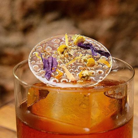 Shakti De Raco Photo on Instagram: "All the best for @dariobisignano 🙌🍸amazing cocktail & super garnish 👇𝗥𝗲𝗰𝗶𝗽𝗲 HEDONIST ▪️40ml @cardenalmendozabrandy ▪️22.5 Amontillado ▪️5ml Fino ▪️12.5 Sweet Vermouth ▪️1 drop Saline solution ▪️2 dashes Orange Bitter Garnish: Clear isomalt disc w/ edible flowers. . . #cocktail #photography #mixology #cocktailstory #blackandwhitephotography #fotografia #art #photooftheday #photo #captures #portrait #arte #picoftheday #photographer #garnish #bartender # Edible Flower Cocktail Garnish, Flower Garnish Cocktail, Alcohol Decorations, Cocktail Garnish Ideas Creative, Unique Cocktail Garnish, Creative Cocktail Garnishes, Drink Garnish, Cocktail Margarita, Woman Photographer