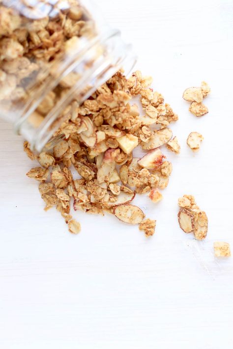 Easy Homemade Peach Almond Granola - gluten-free, vegan - @MarisaMoore Peach Granola, Almond Butter Recipes, Dried Peaches, Healthy Granola, Yummy Healthy Breakfast, Almond Granola, Gluten Free Granola, Vegetarian Breakfast Recipes, Healthy Vegan Snacks