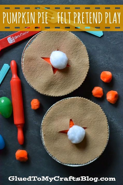 Let your littles one imagination go wild with this Pumpkin Pie Felt Pretend Play game! Felt Pretend Play, Pumpkin Activities, Dramatic Play Preschool, Thanksgiving Preschool, Felt Pumpkins, Fun Halloween Crafts, Dramatic Play Centers, Fall Preschool, Thanksgiving Theme