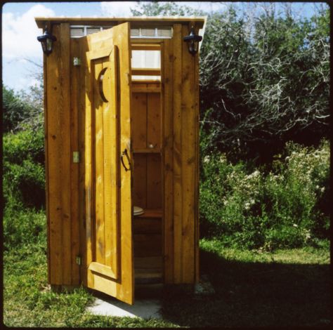 Primitive but modern Outdoor Toilet Ideas, Outhouse Bathroom, Compost Toilet, Toilet Unit, Toilet Cubicle, Composting Toilets, Glamping Ideas, Outdoor Toilet, Outdoor Bathroom Design