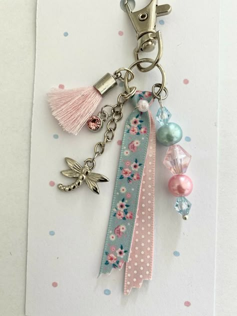 Beaded Keyrings Ideas, Diy Beaded Keychain Ideas, Key Charms Keychains, Diy Charms Keychain, Purse Charms Diy How To Make, Purse Charms Ideas, Key Chains Diy Handmade, Keychain Craft Ideas, Beaded Keychain Diy