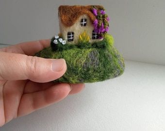 Felt Mushroom, Felt House, Needle Felting Diy, Wool Felt Projects, Felted Wool Crafts, Wool Needle Felting, Needle Felting Projects, Wool Art, Wool Projects