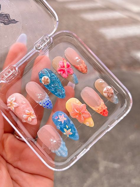 Beginners DIY Summer Nail Art for Free Beige Nails With Flowers, Nail 3d Art, Incapcilated Acrylic Nails, Tropical Makeup Look, Tropical Acrylic Nails, Hawaii Nails Ideas, 3d Summer Nails, Nails Beachy, Sea Shell Nails