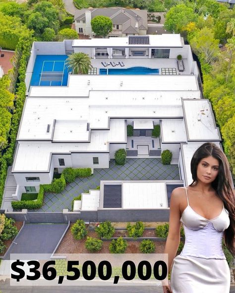 Mansion | Homes | Interior on Instagram: “Kylie Jenner's Holmby Hills Home 📍Holmby Hills, Los Angeles, California 🤑🤑🤑 🛏️ Bedrooms: 7 🛁 Bathrooms: 14 🏡 Lot: 0.83 Acres 🏷️TAG a…” Kylie Jenner Mansion, Jenner California, California Bedroom, Kylie Jenner House, Jenner House, Holmby Hills, Luxury Modern Homes, Front Elevation Designs, House Front Door