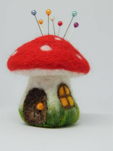 Diy Pin Cushion, Tovad Ull, Felt Pincushions, Diy Tricot, Felting Diy, Waldorf Crafts, Needle Felting Ideas, Wool Felt Projects, Needle Felting Diy