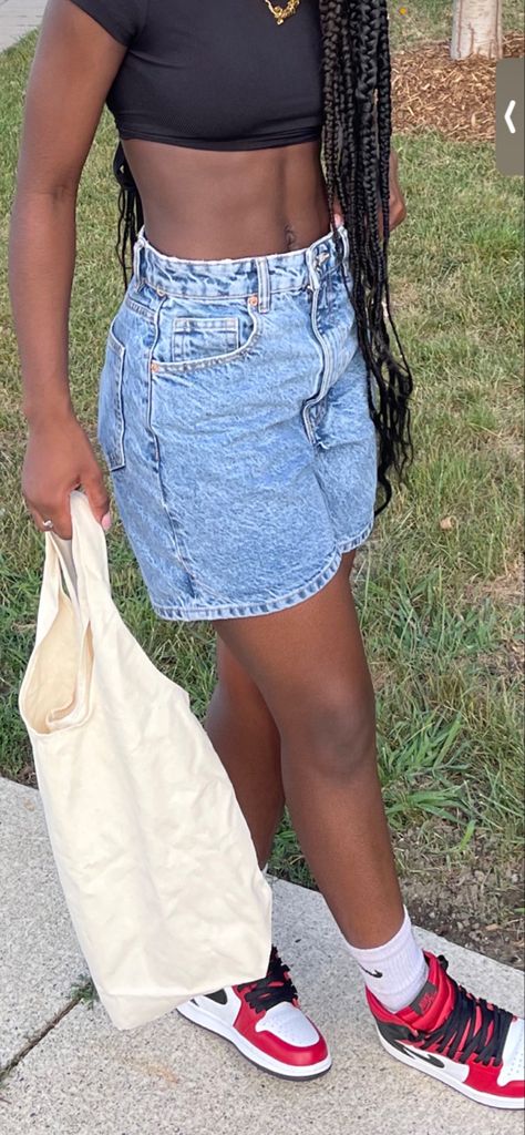 Summer Fits Women Streetwear, Long Jean Shorts Outfit Black Women, Jorts Black Women, Outfit Ideas For Hot Days, Jorts Summer Outfits Y2k, Cute Summer Fits Aesthetic, Modest Summer Fits Aesthetic, Jorts Outfit Women Summer, Stem Outfits Style Summer