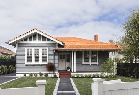 Real reno: Melbourne Bayside bungalow's modern makeover - The Interiors Addict Contemporary Hamptons Style, Terracotta Roof House, House With Red Roof, Orange Roof, Californian Bungalow, Weatherboard House, California Bungalow, Terracotta Roof, Gray House