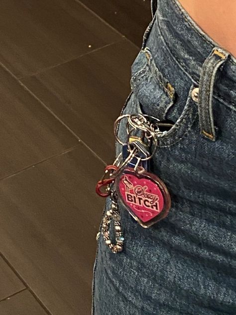 Keys On Belt Loop Aesthetic, Keychain On Pants Aesthetic, Carabiner Keychain Outfit, Carabeaner Keychain Aesthetic, Keychain On Jeans, Keychain On Pants, Carabiner Keychain Aesthetic, Belt Charms, Jean Keychain