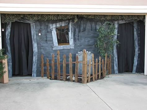 Garage Halloween Party, Haunted Garage, Halloween Garage Door, Halloween Garage, Deco Halloween, Haunted House Diy, Halloween Camping, Office Halloween, Halloween Outside