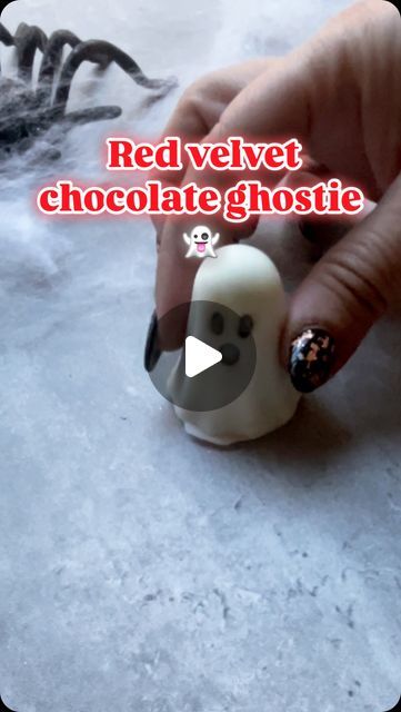 Johany Torres | Cakesicle Instructor on Instagram: "Ghost “cakepop” without the stick 😉 👻  Were you able to find this super cute ghost mold?  let me know in the comments down below where you found it…  #ghostcakepops #ghosttreats #spookycute #halloweentreats #halloweenpartyideas #halloweenseason #halloweendesserts #spookyvibes #ghostie #ghosties #ghostly #halloweenideas" Ghost Mold Food Ideas, Ghost Strawberries White Chocolate, Ghost Cakepops, Ghost Cake Pops, Ghost Mold, Ghost Treats, Ghost Cake, Cake Pop Molds, Ghost Videos