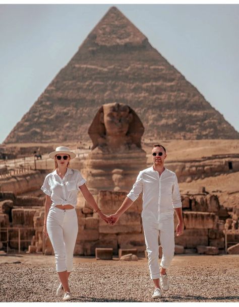 Photo Ideas In Egypt, Egypt Engagement Photos, Egypt Ideas Photo, Giza Photoshoot, Pyramid Photo Ideas, Luxor Photo Ideas, Paradise Island Hurghada, Cairo Photo Ideas, Egypt Photoshoot Ideas