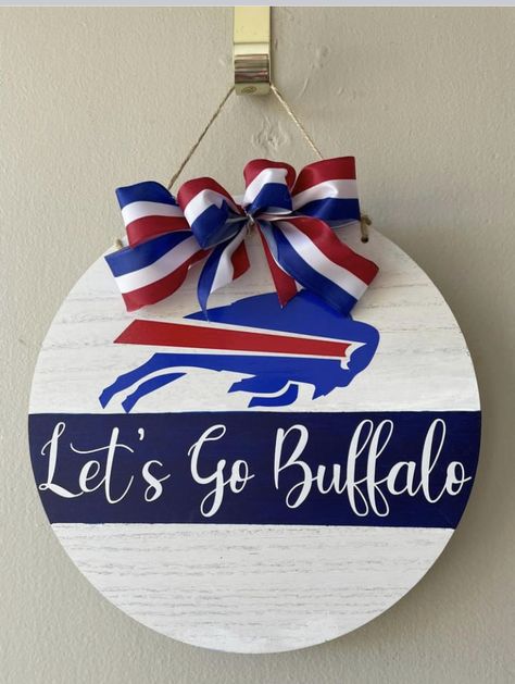 Buffalo Bills Welcome Sign, Buffalo Bills Christmas Ornaments, Buffalo Bills Door Hanger, Buffalo Bills Crafts Diy, Buffalo Bills Cricut Ideas, Buffalo Bills Wreath, Buffalo Bills Diy, Nfl Wreaths, Bazar Ideas