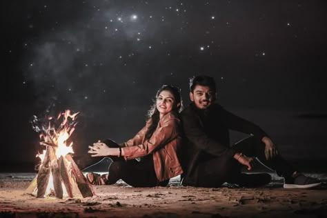 Pre Wedding Photoshoot Night Photo Ideas, Born Fire Couple Photography, Night Capal Pic, Fire Camp Couple Photoshoot, Fire Camp Couple Poses, Born Fire Photography, Fire Camp Photography Couple, Fire Camp Photography, Night Prewedding Photography