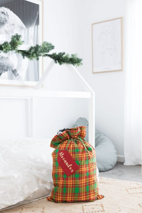 Santa Sack Pattern Free, Homemade Santa Sack, Santa Sacks Diy Drawstring Bags, Christmas Sacks Diy, Diy Santa Sack, Diy Christmas Sacks, Santa Sacks Diy, Santa Sack Pattern, Christmas Gift Sack