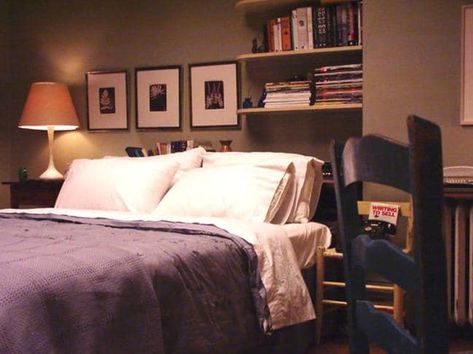 And Just Like That Carries Apartment, Carrie Apartment, Movie Set Design, Carrie Bradshaw Apartment, City Bedroom, Deco Studio, Vogue Living, Movie Set, Apartment Aesthetic