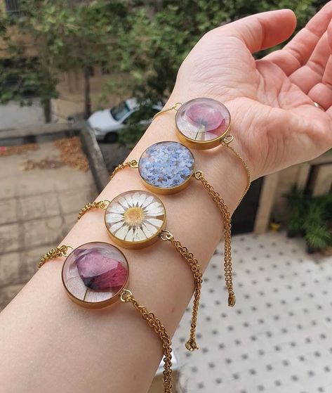 New bracelet designs up on the website! Link in bio 🌸 #resinbracelet #realflowerbracelet #resinjewelryart #realflowerjewellery Resin Bracelet Diy, Resin Bracelet Ideas, Epoxy Bracelet, Resin Epoxi, New Bracelet Designs, Resin Crafts Tutorial, Resin Bracelet, New Bracelet, Glitter Art