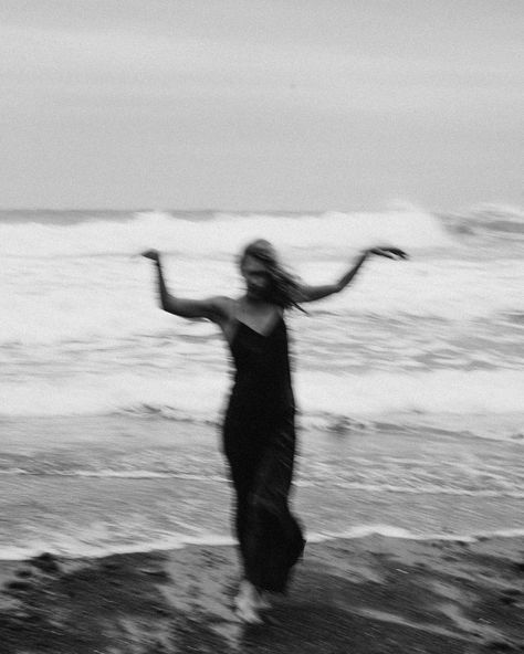 Moody portrait nature • Instagram Moody Beach Photoshoot, Scent Board, Gothic Beach, Moody Coastal, Business Shoot, Moody Beach, Form Fitting Black Dress, Moody Portrait, Ep Cover