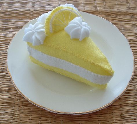 Yummy Lemon meringue pie, (made of felt) Felt Food Pattern, Kiwi Cake, Play Kitchen Food, Felt Food Patterns, Felt Cake, Felt Play Food, Food Patterns, A Piece Of Cake, Felt Food