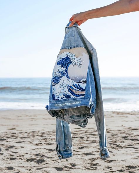 The Great Wave Off Kanagawa by Hokusai painted on a denim jacket.  jean jacket, denim jacket, painted denim, painted jacket, wave painting, great wave, beach, ocean, painted fabric, fabric painting, wave art, great wave art Jacket Diy, Diy Denim Jacket, Looks Jeans, Hand Painted Denim Jacket, Diy Jeans, Denim Art, Painted Denim Jacket, Painted Jacket, Diy Jacket